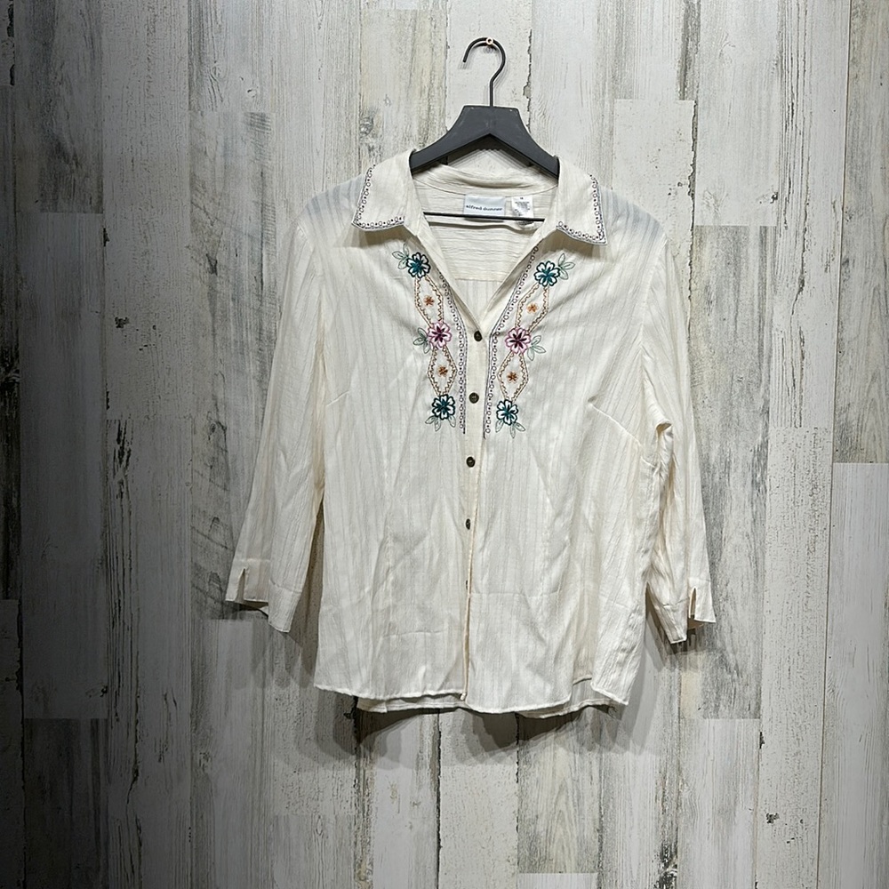 Women’s Alfred Dunner Button Down Size 16- white/cream flowery design- like new
